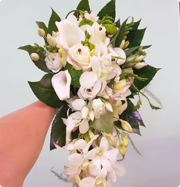 Bouquet de cérémonie avec chute blanc ivoire et perles chocos