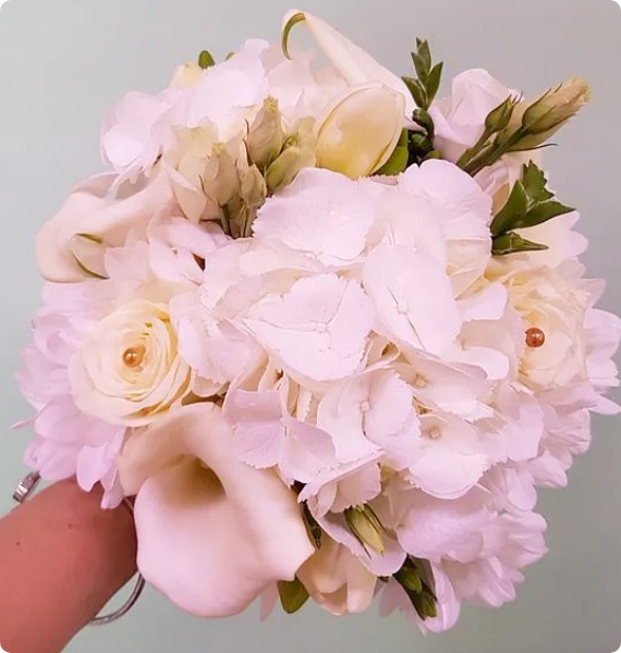 Bouquet rond blanc et ivoire, épingles dorées au coeur des roses