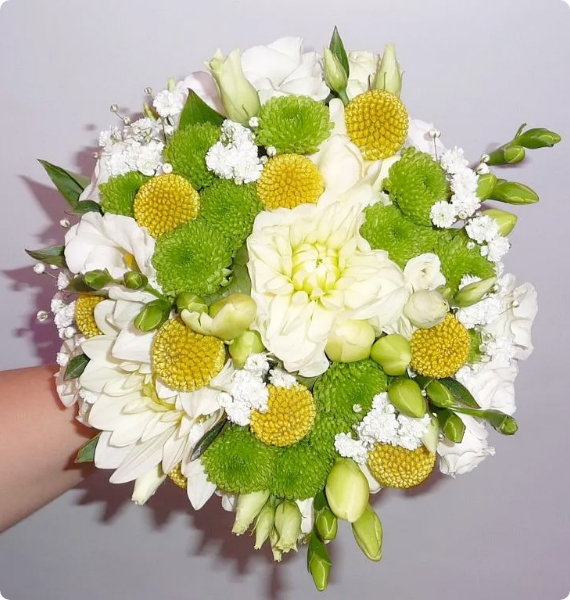 Bouquet vert, jaune et blanc, dahlias, craspédia, freesia