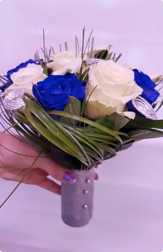 Bouquet rond avec roses blanches et bleues avec déco argent