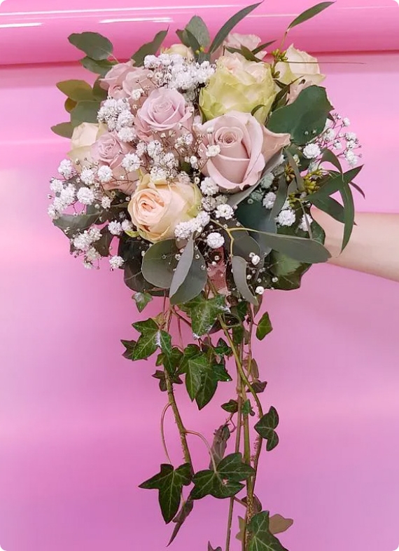 Bouquet avec roses crèmes et parmes avec gypso et chute de lierre